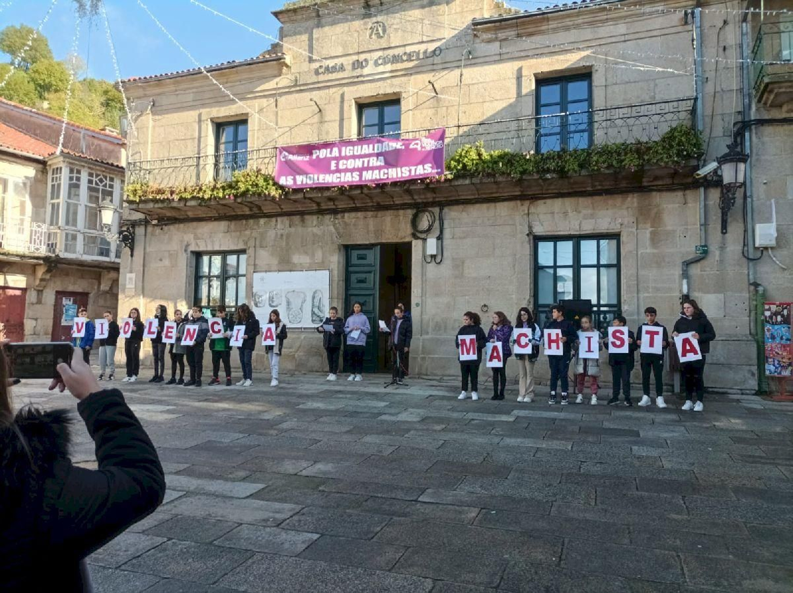 Decenas de personas se han congregado en la praza do Concello de Allariz para escuchar un manifiesto por el 25N. Foto: Paula Palomanes
