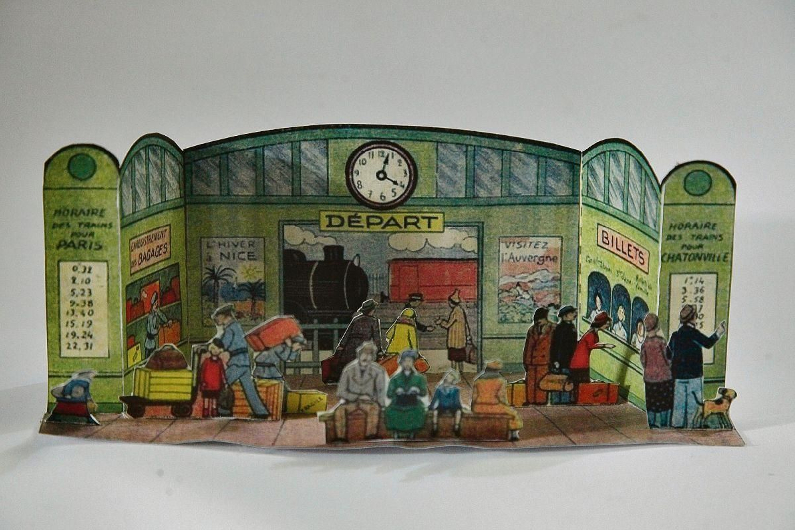 Animada estación francesa con carteles turísticos de Niza y l´ Auverneg.