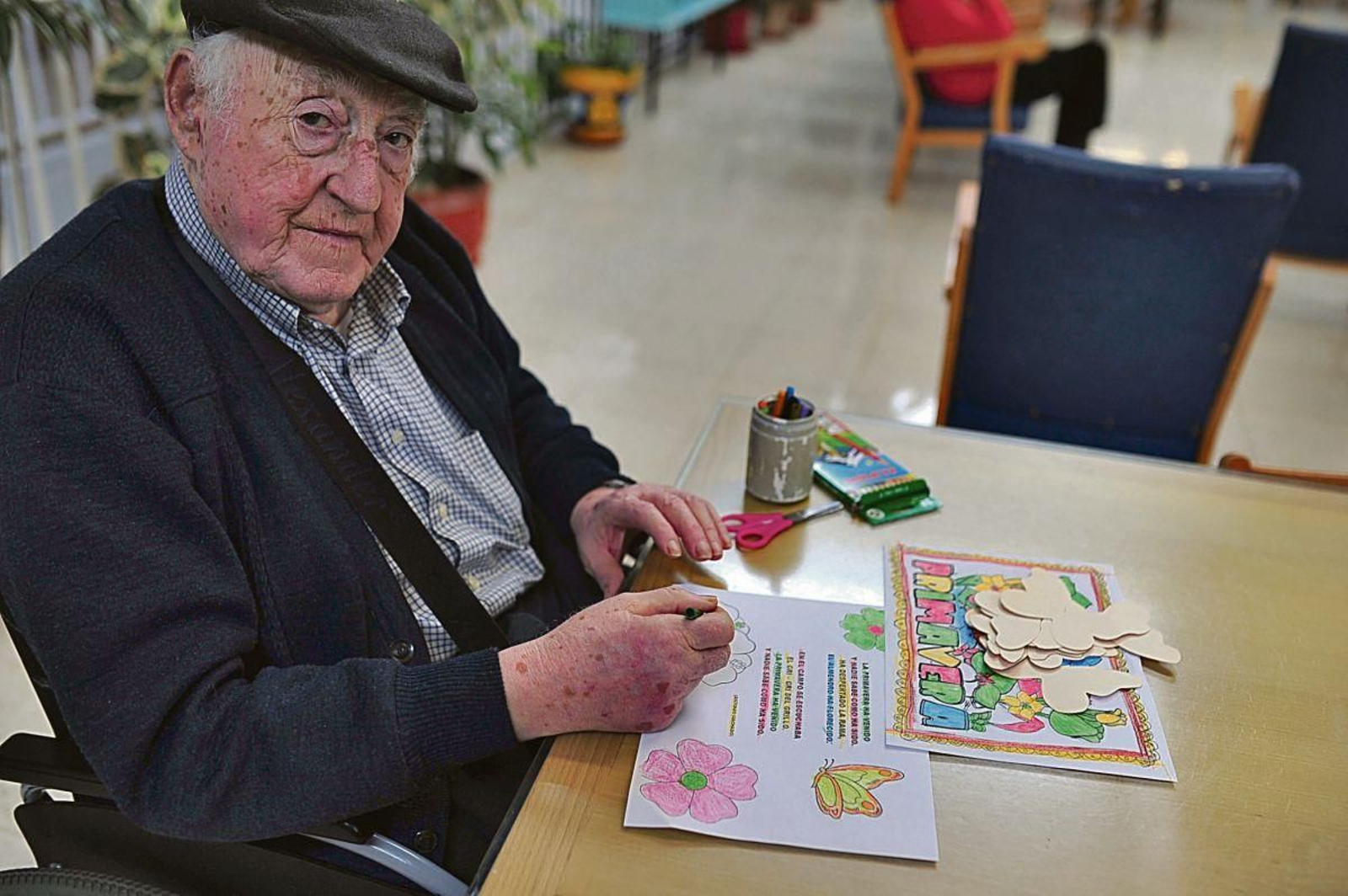 Celso González Gil termina las manualidades y muestra sus recortes de mariposas. JOSÉ PAZ