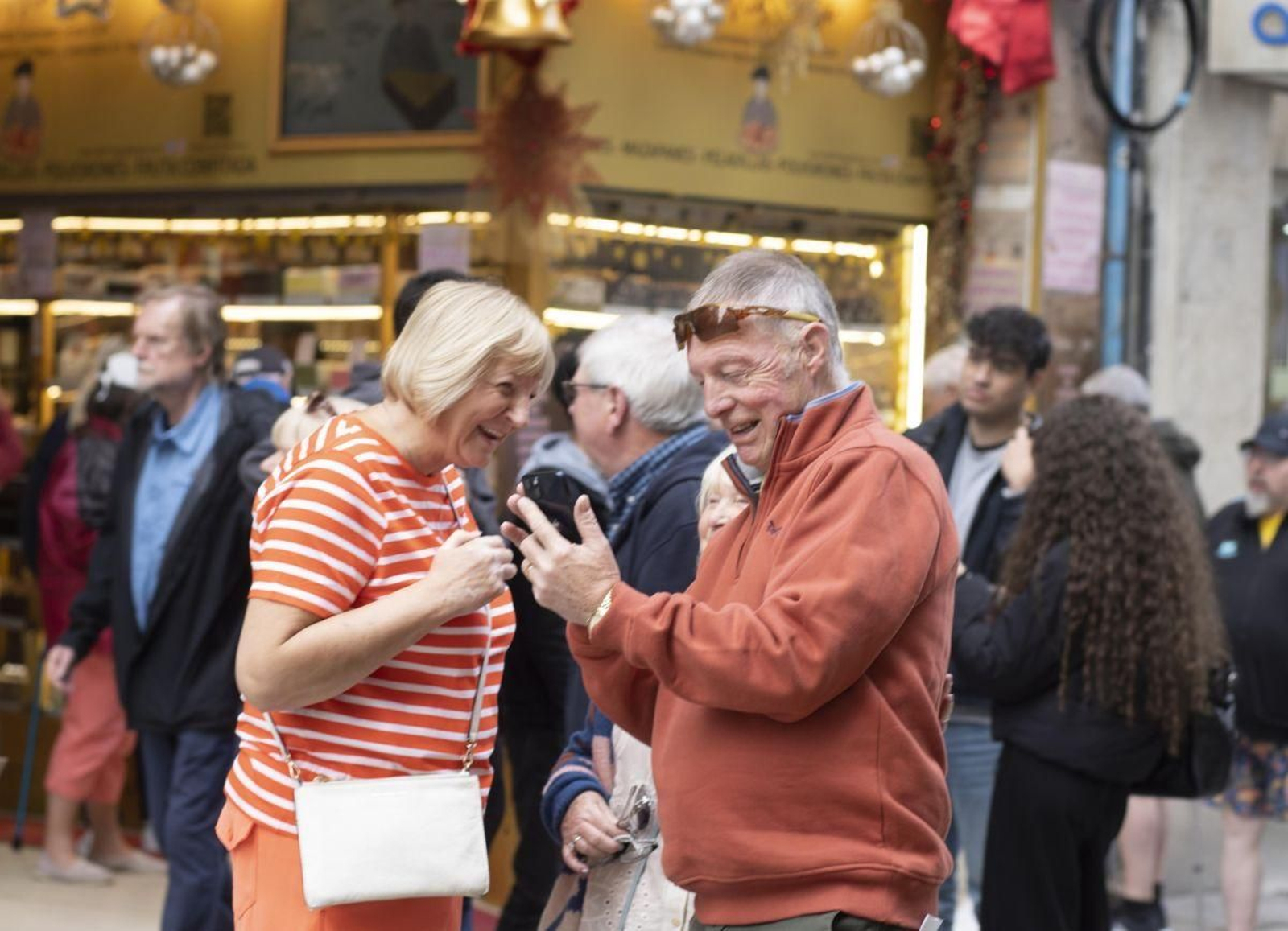 Cruceristas británicos, ayer por la mañana en el centro de Vigo.