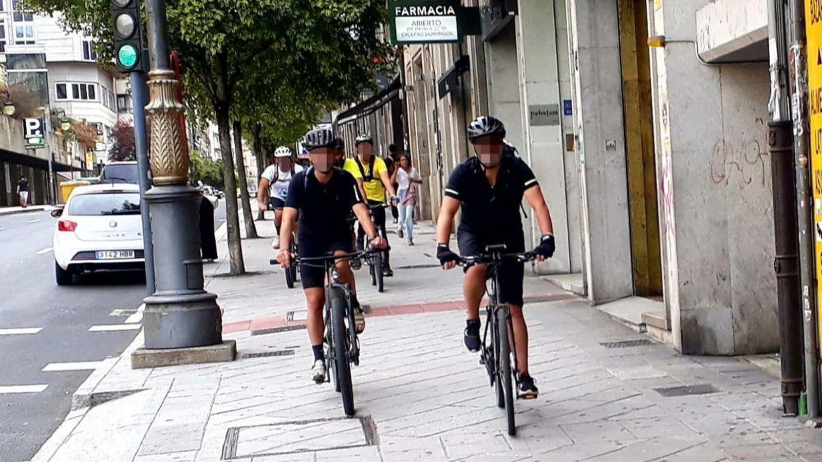 Ciclistas por la acera