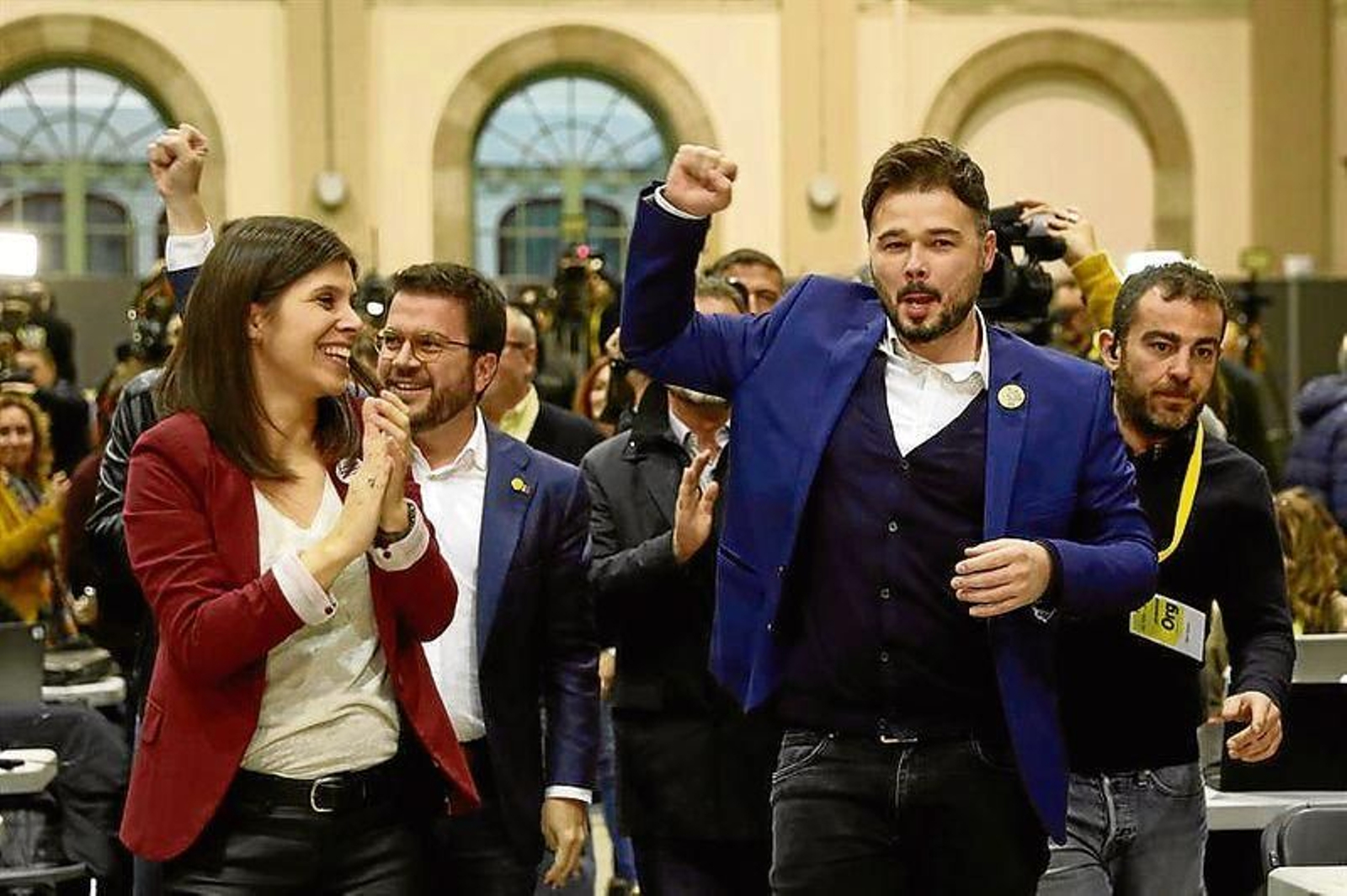 El diputado de ERC Gabriel Rufián, puño en alto en Barcelona.