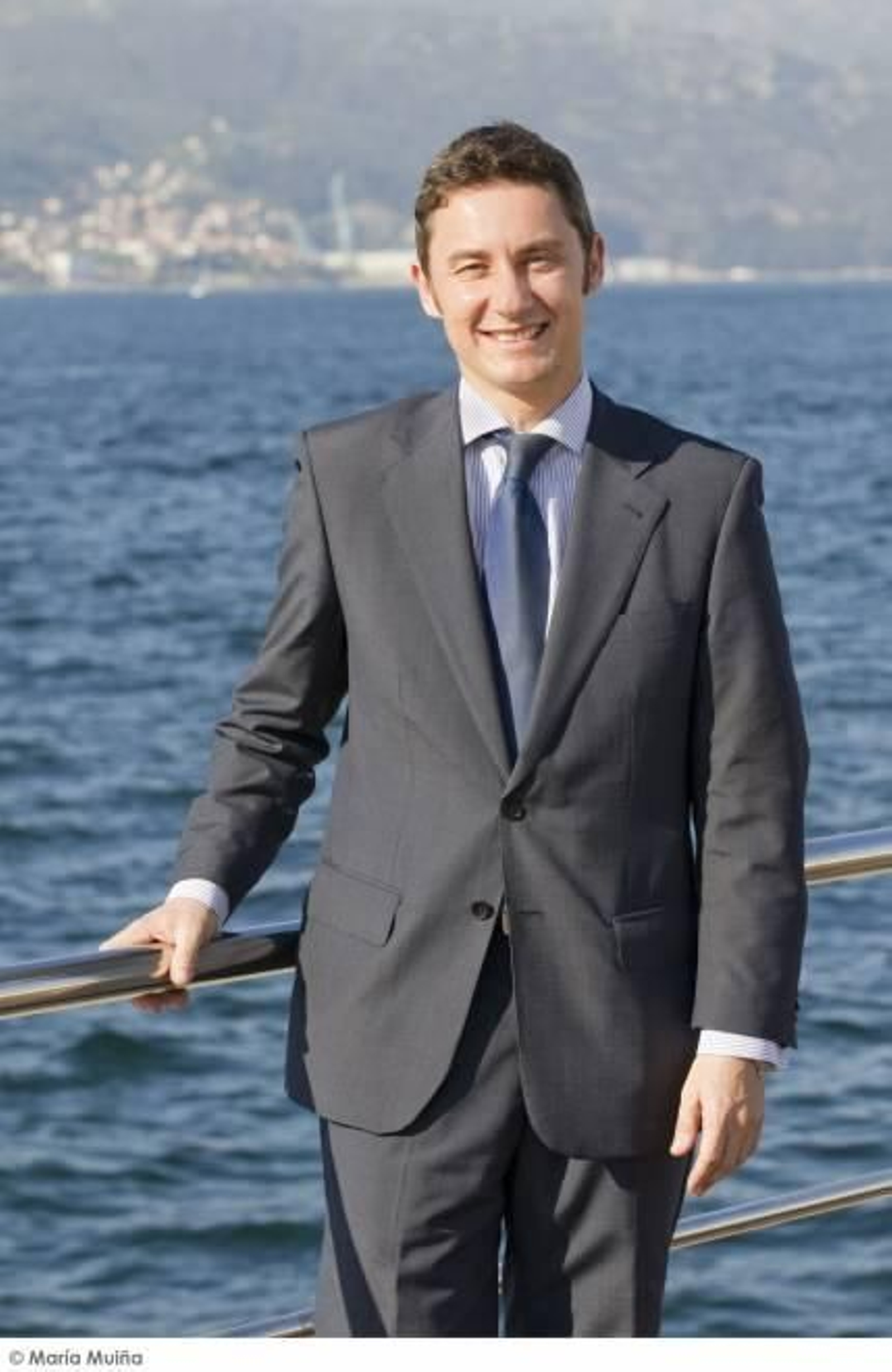 PP, Miguel Fidalgo, 40 años. Licenciado en Empresariales y Económicas. Trabajó en las Embajadas de España en Chile y Portugal.