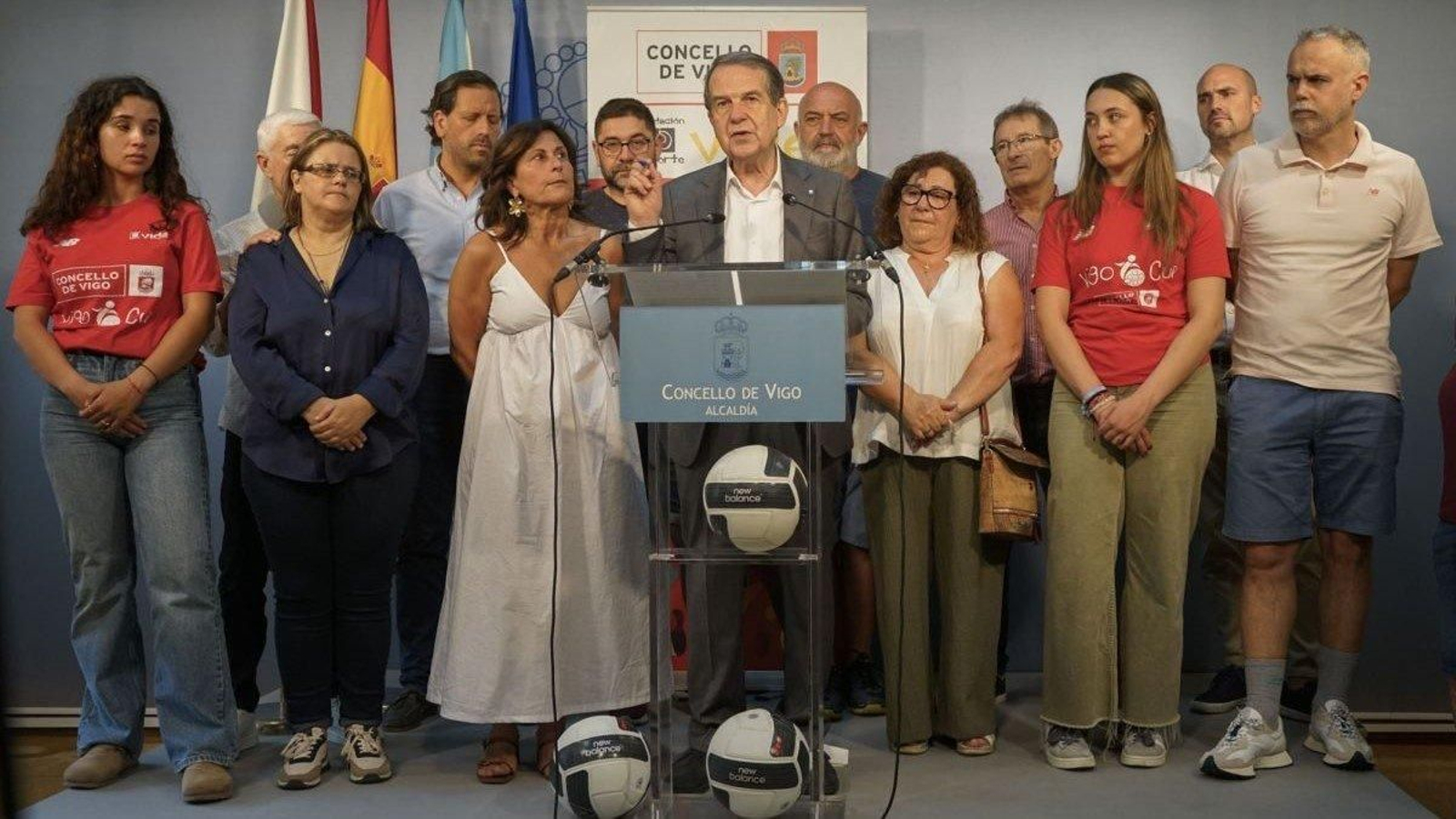 Todos los presentes atienden a las palabras del alcalde de Vigo, Abel Caballero, ayer en Alcaldía.