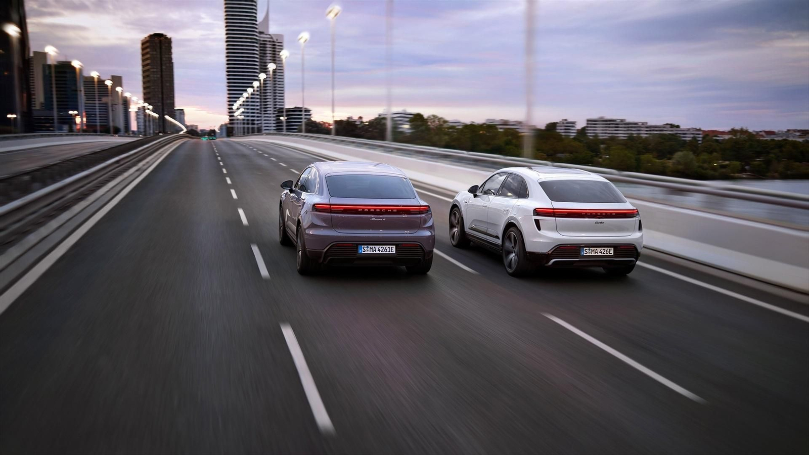 Dos Porsche Macan por la autopista