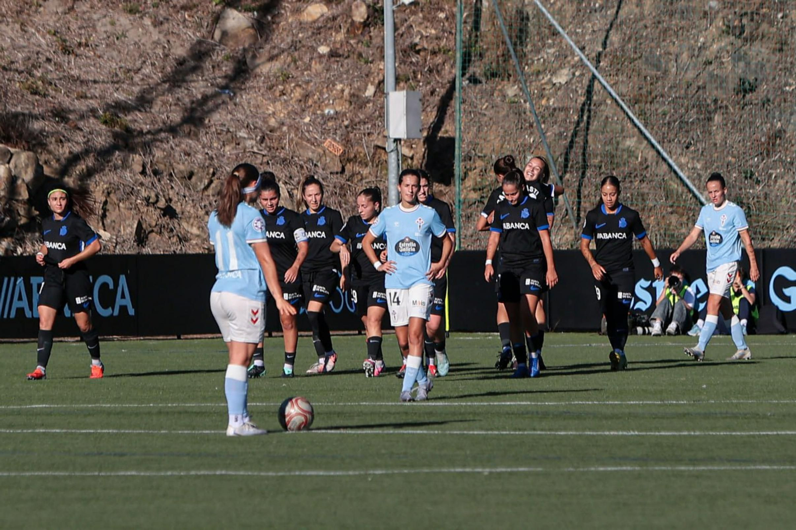 El Deportivo B celebra uno de los tantos ante las miradas celestes.