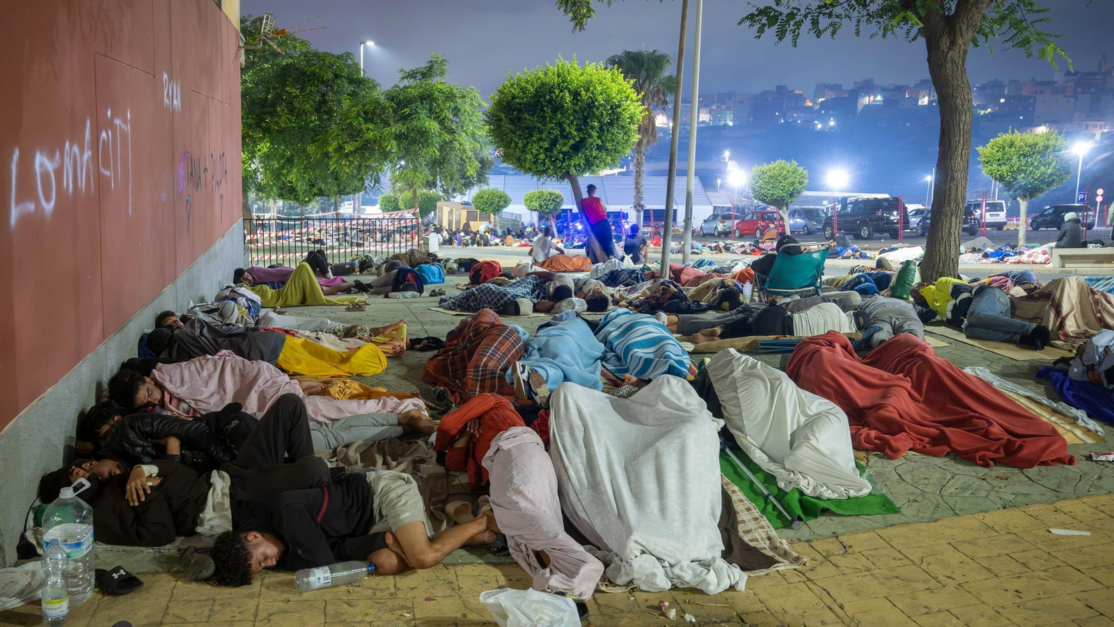 Migrantes pasando la noche en los alrededores de Loma Colmenar, a 1 de septiembre de 2026, en Ceuta