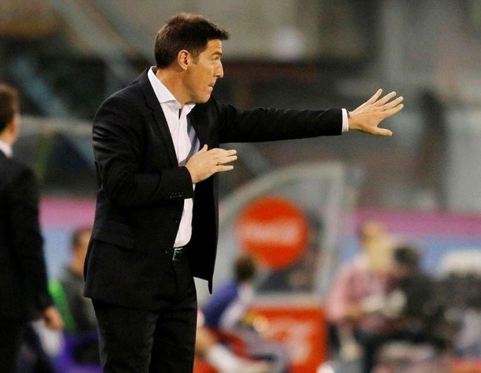 Eduardo Berizzo da instrucciones a sus pupilos durante el partido del sábado en Balaídos contra el Levante.