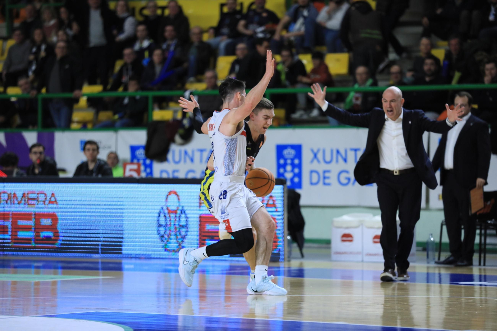 Galería | El Pazo, a reventar para el derbi COB-Obradoiro
