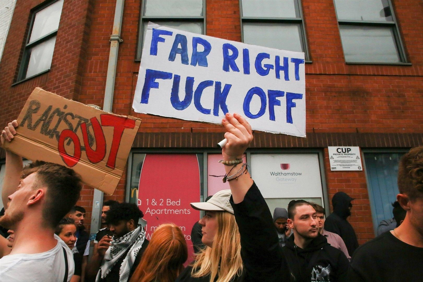 Manifestantes en Londres portan carteles en contra del racismo y la extrema derecha, en Reino Unido.
