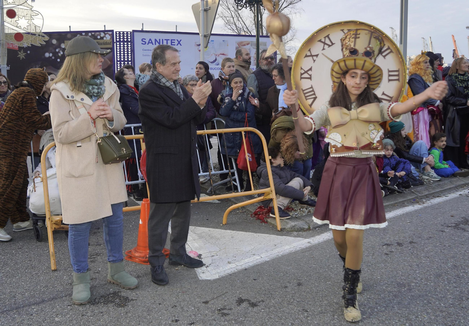Galería | El desfile de comparsas del Entroido 2026 ilumina las calles de Vigo