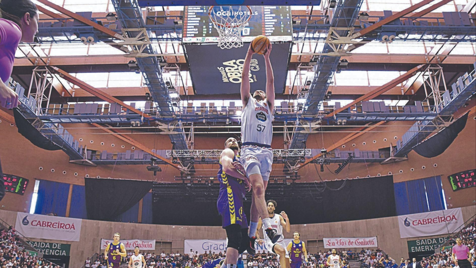 Álex Galán se dispone a machacar el aro del Palencia en el Sar.