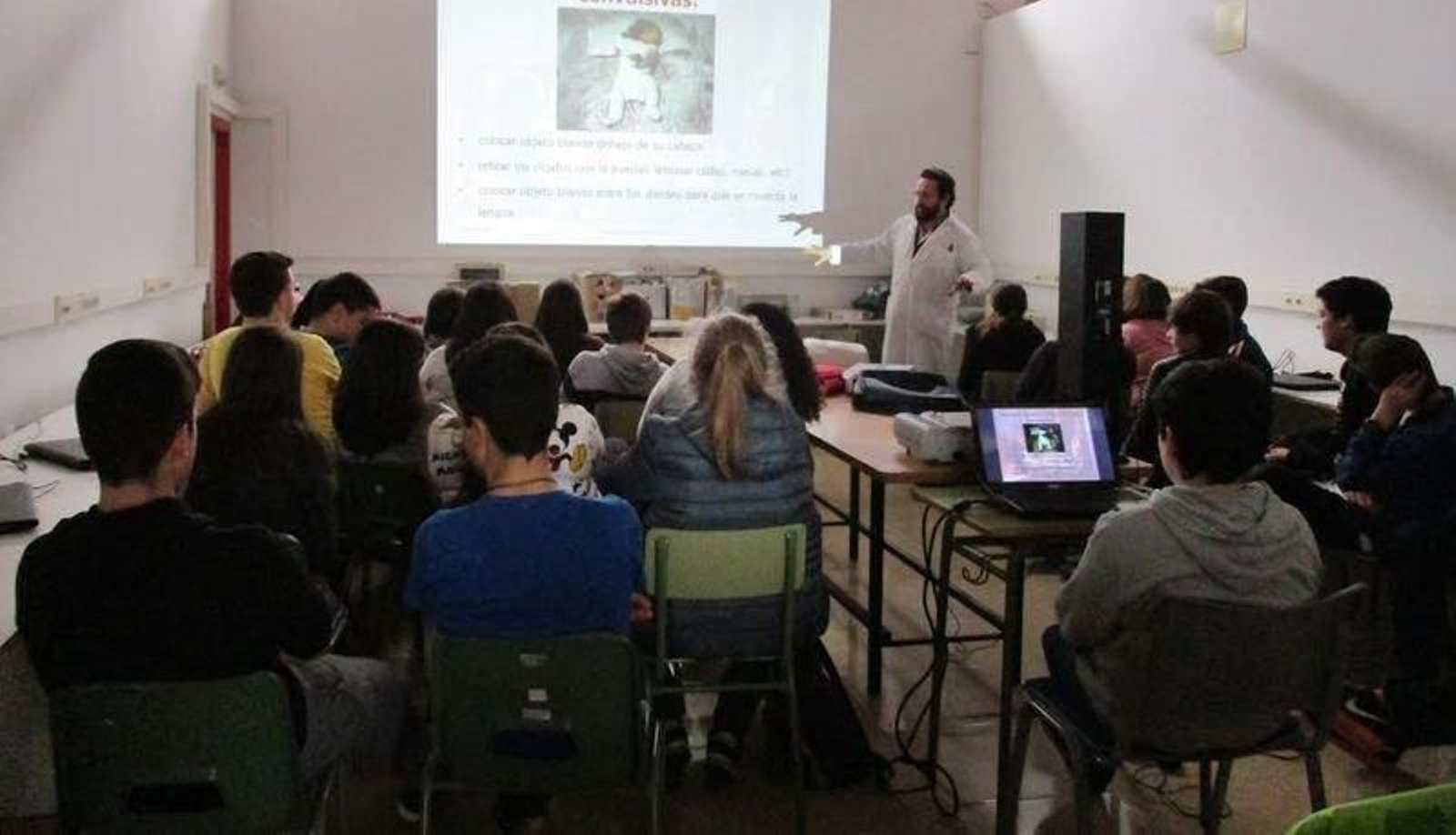 Juan Sanmartín durante una de las clases en el colegio Vila do Arenteiro.
