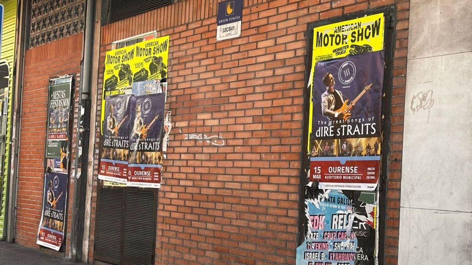 Feísmo urbano en Ourense. Carteles pegados en paredes.