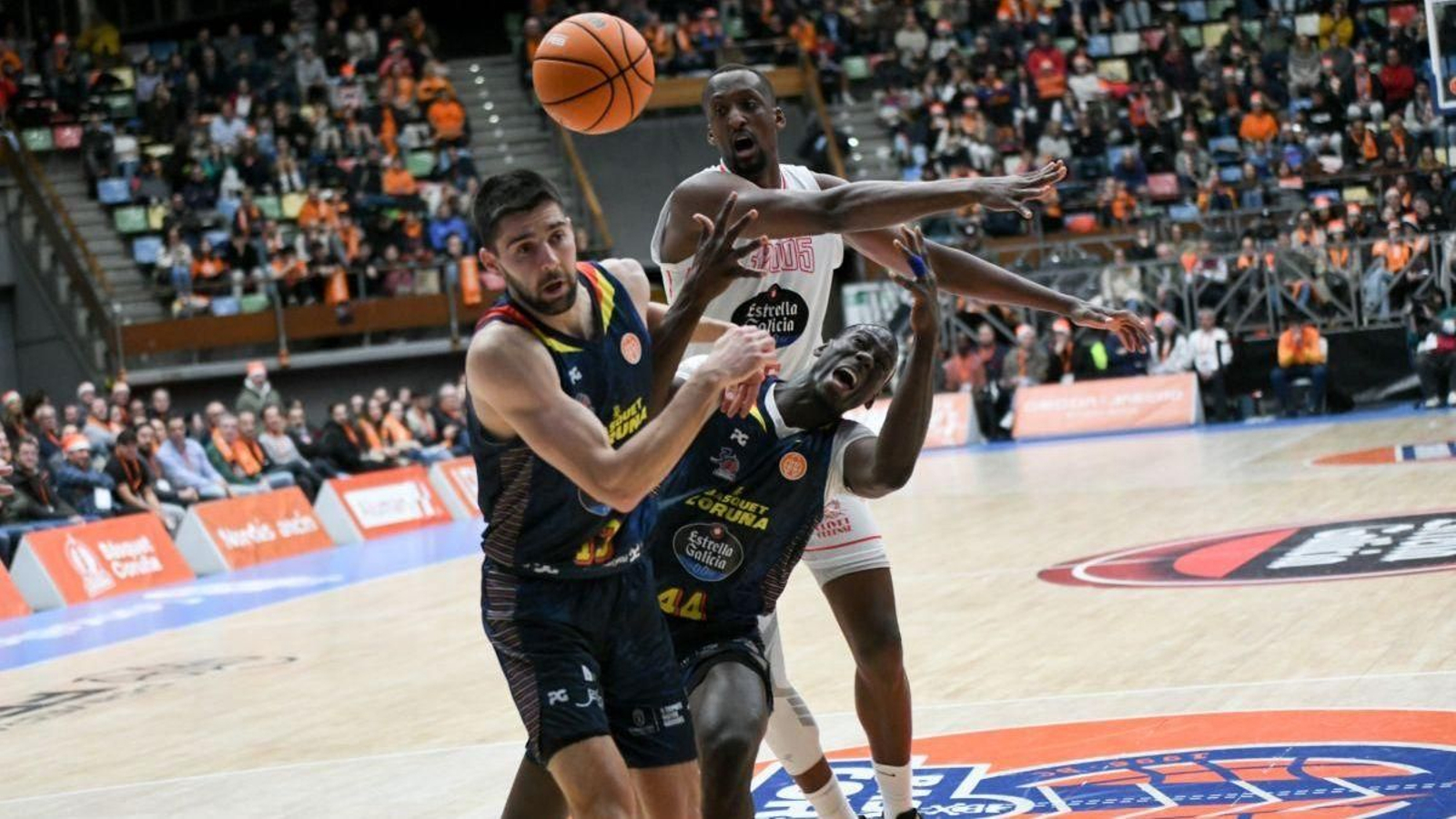El cobista Romaro Gill pelea el balón ante la defensa coruñesa.