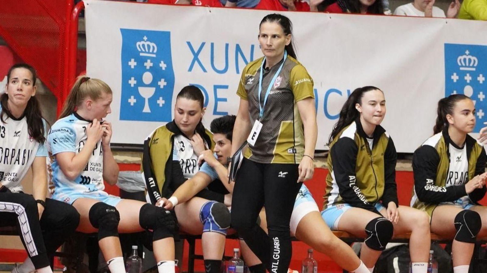 Ana Seabra sigue con atención el juego en la banda del Municipal.