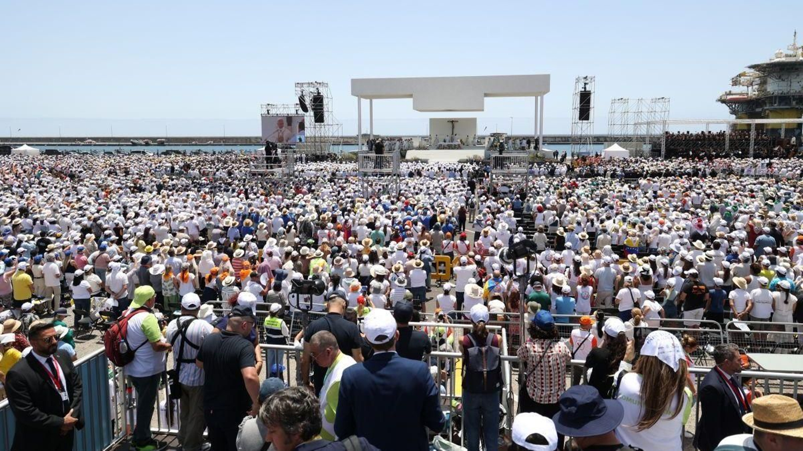 El papa León XIV preside la celebración de la santa misa multitudinaria en Santa Cruz de Tenerife.