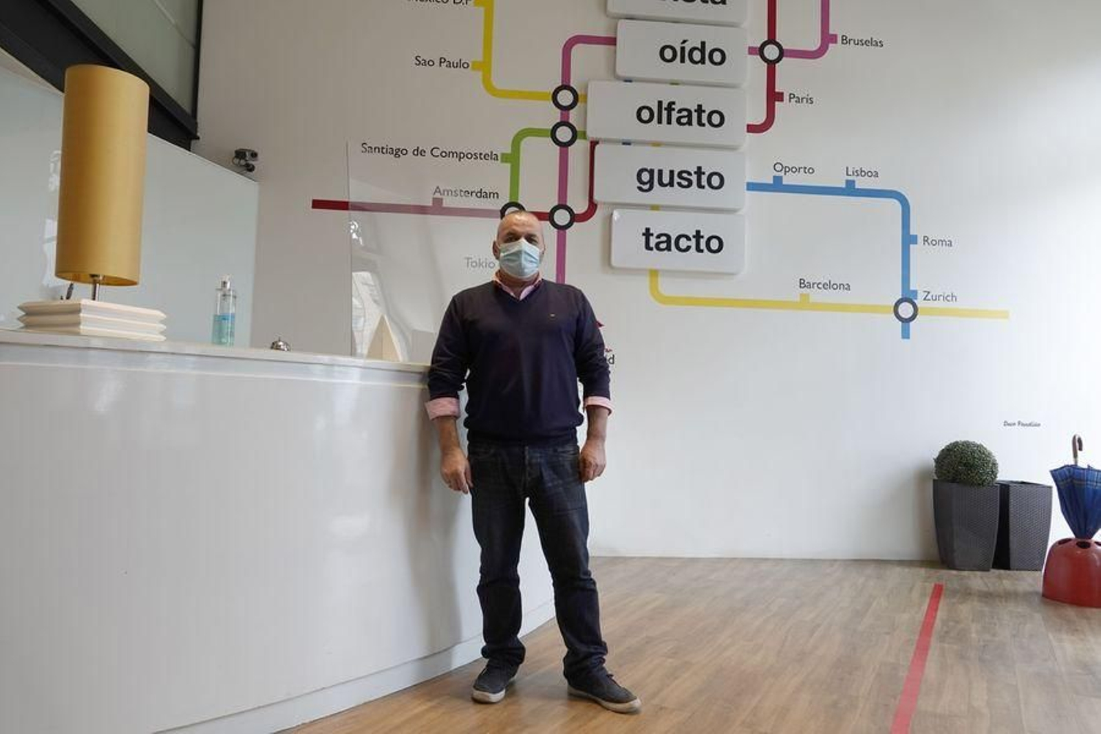 Benito Sanz, dueño del hotel Lino, frente al mostrador de recepción.