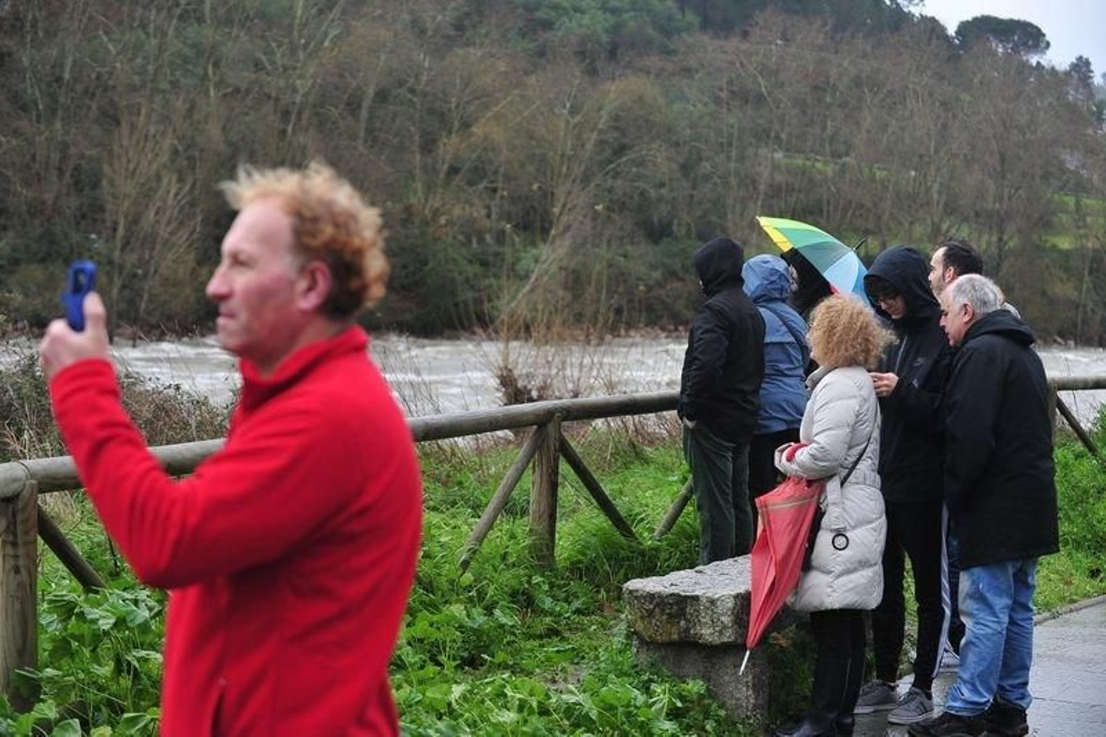 La gente observa el temporal en Oira.