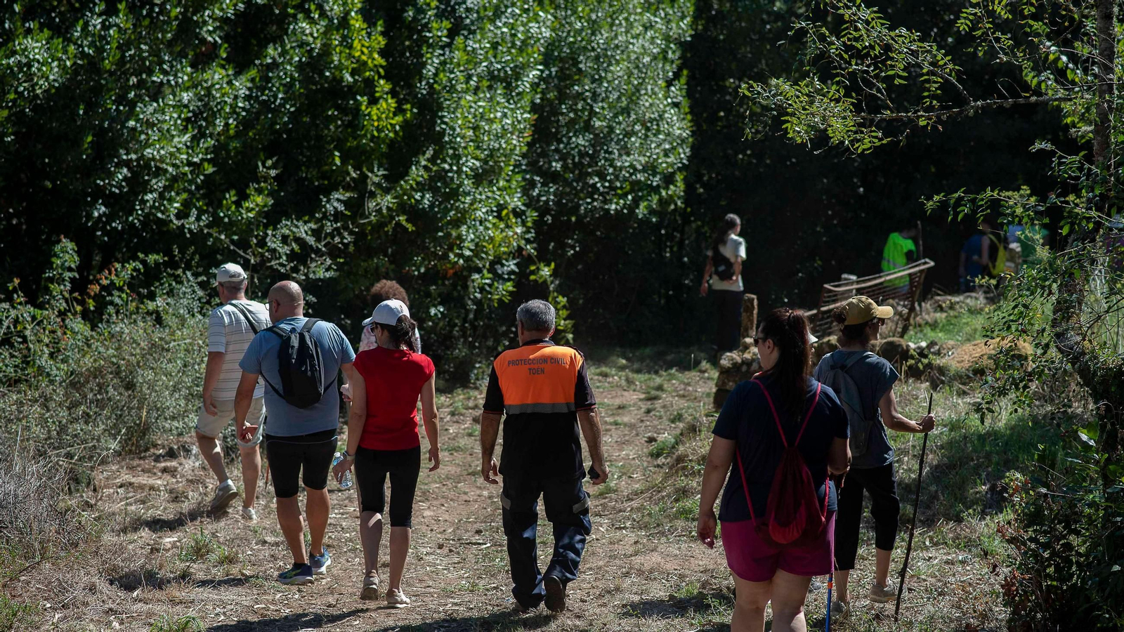 Parte del operativo de búsqueda con personal de emergencias y voluntarios esta tarde en Toén.