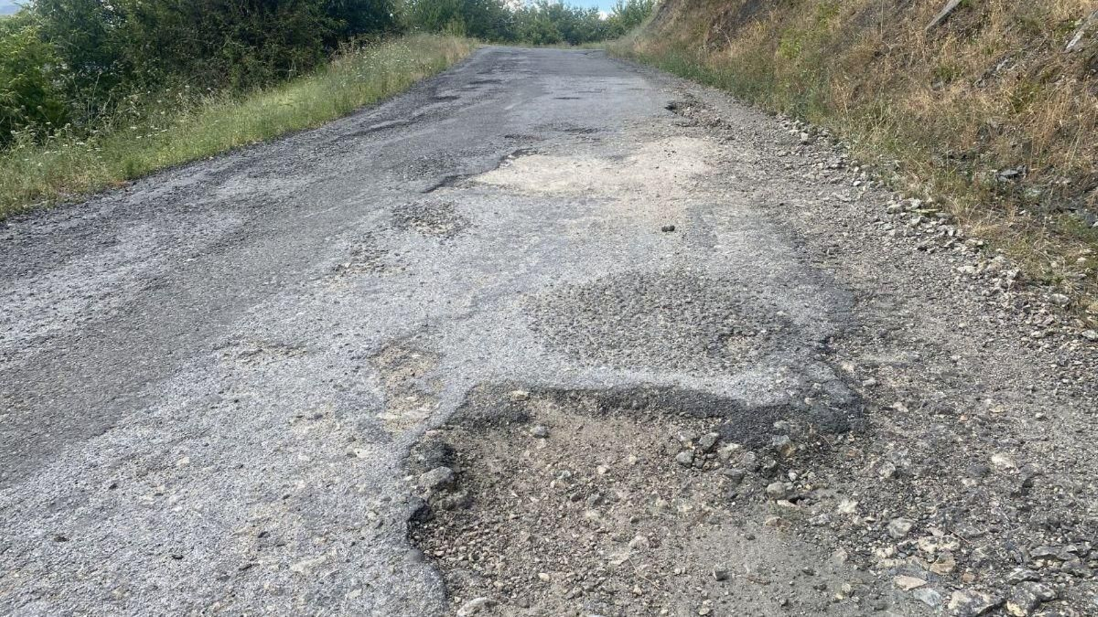 Estado de la carretera del acceso principal al pueblo de Correxais.
