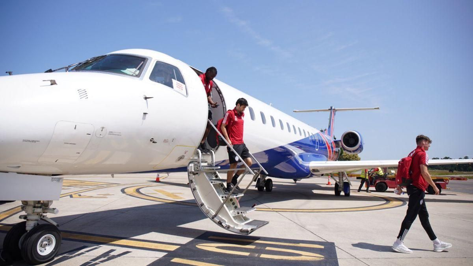 La expedición céltica tomó tierra en Peinador tras una semana de concentración en el Algarve.