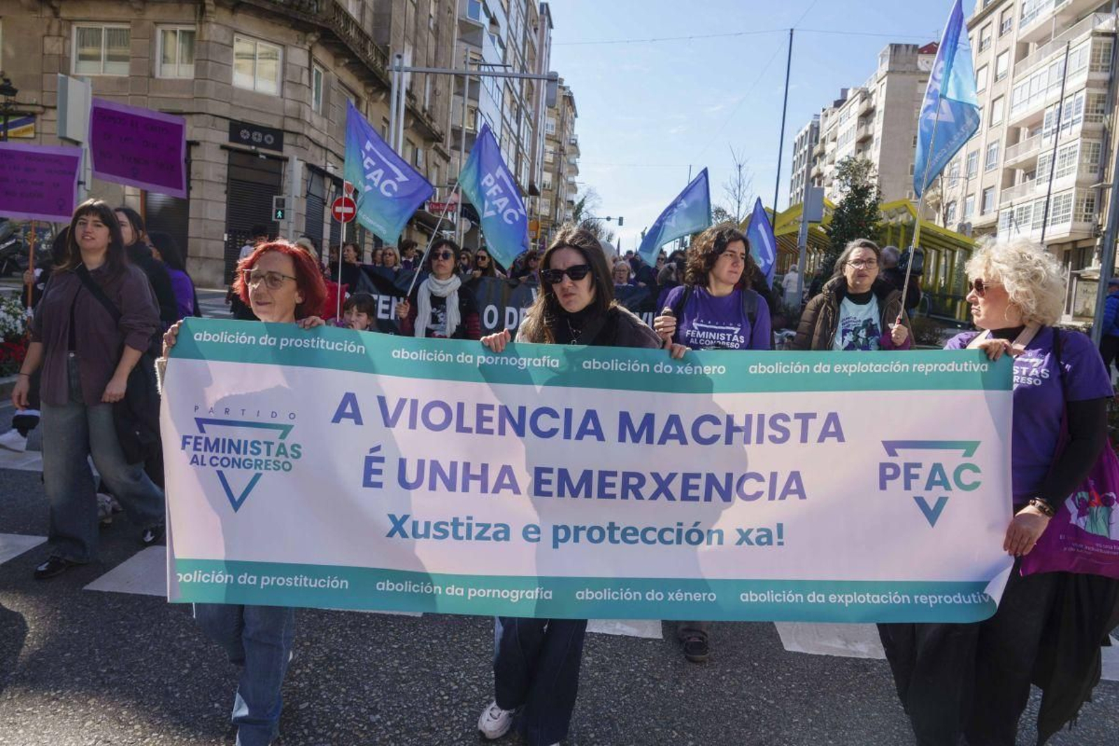 Imagen de la última manifestación por el 8M en Vigo, con mensajes contra la violencia machista.