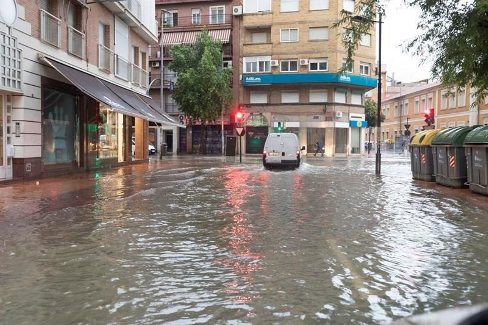 Un coche circula esta mañana por la calle Princesa de Murcia