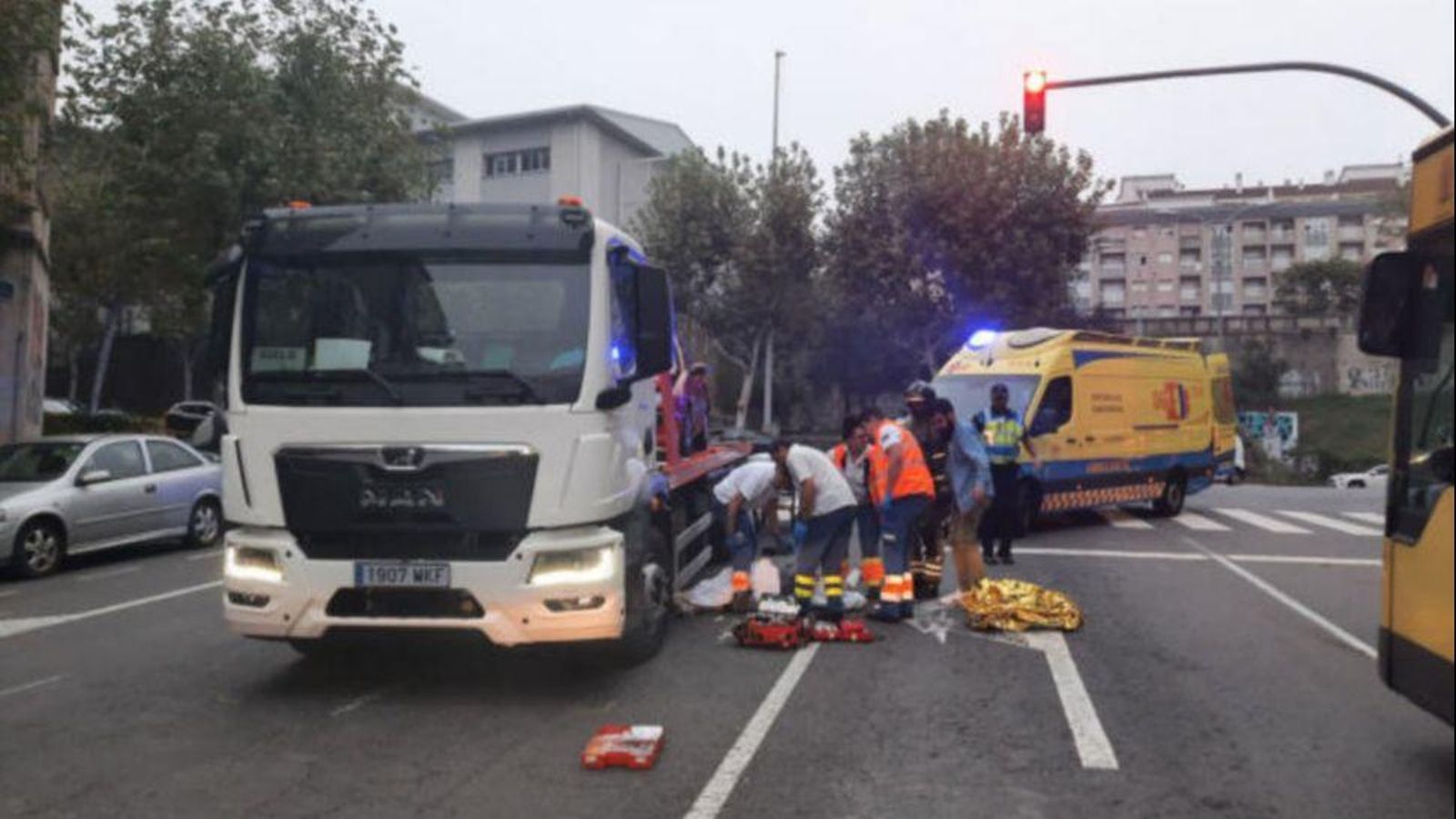 Los servicios de emergencia en el momento del accidente en la calle Pena Trevinca
