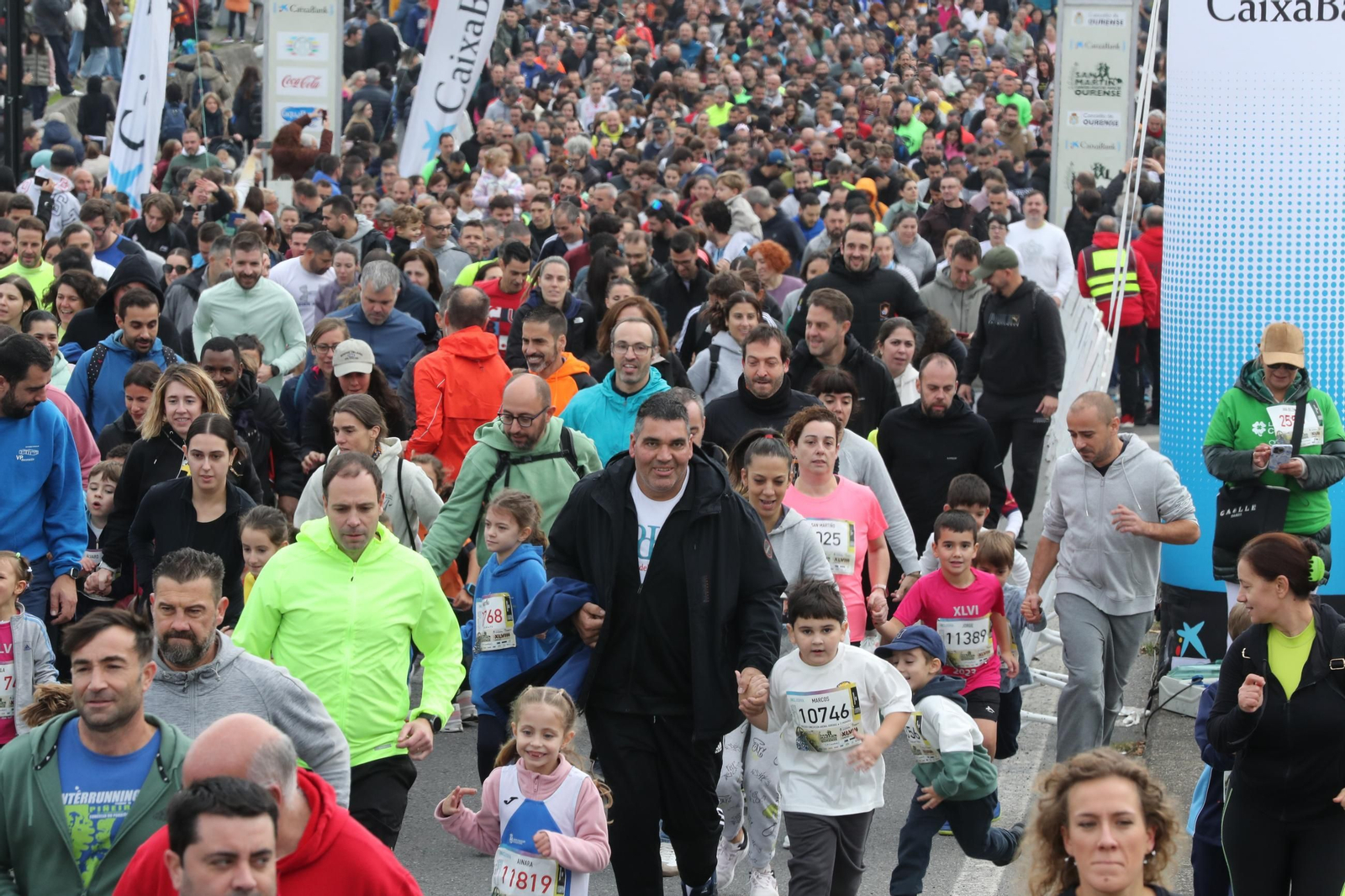Galería |  Niños y jóvenes, también se divierten recorriendo Ourense durante la Carrera de San Martño