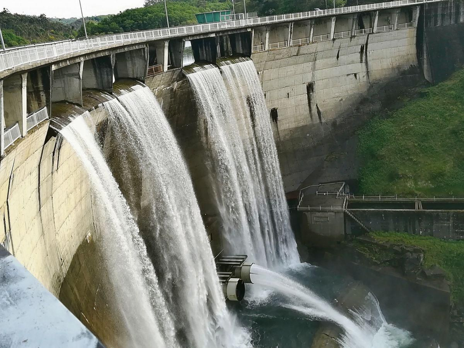 La mayor presa de Galicia, que abastece Vigo, está por encima de su máxima capacidad, desaguando para evitar problemas.