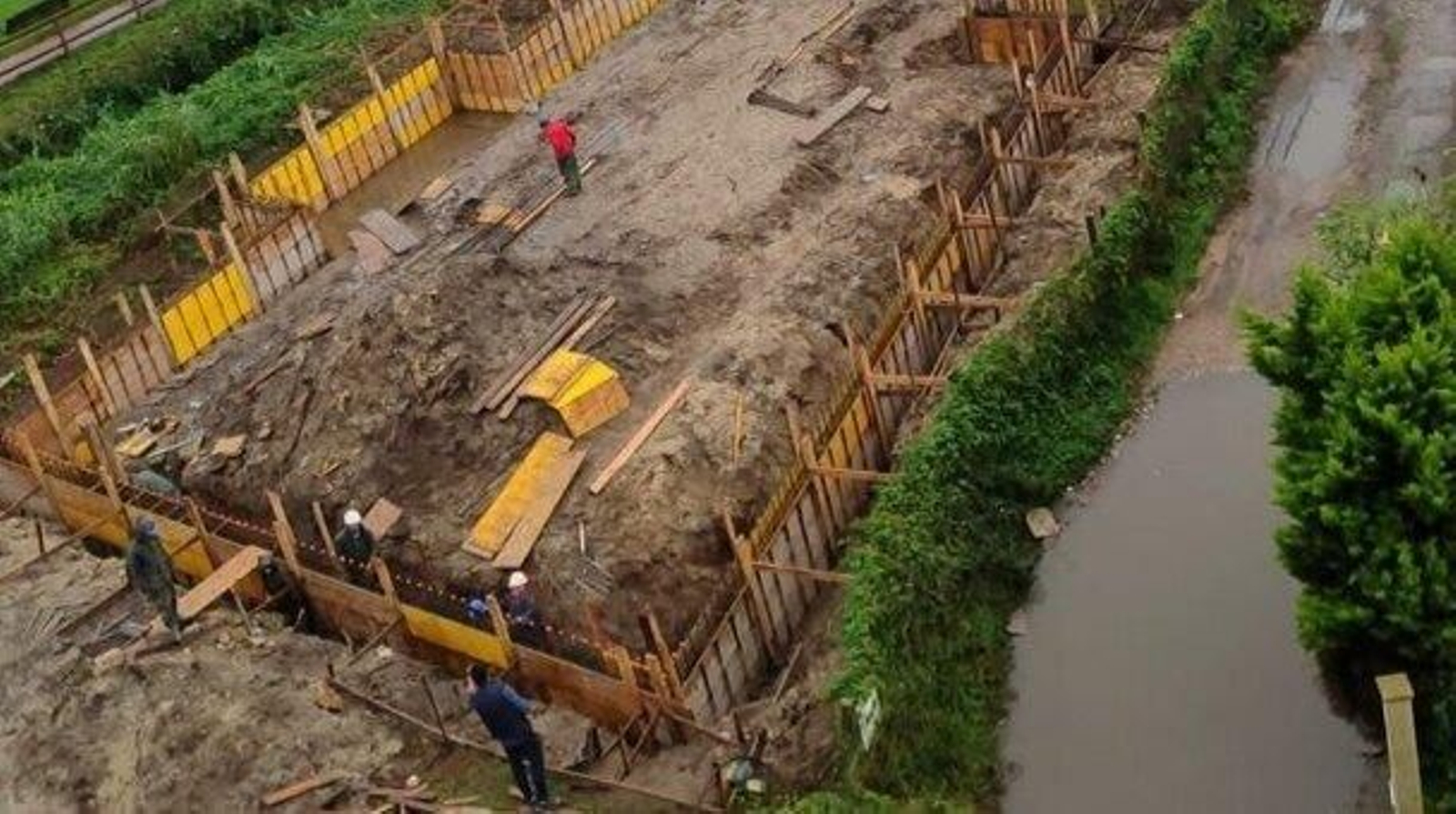 Obras de construcción del edificio de apartamentos en Rodeira.