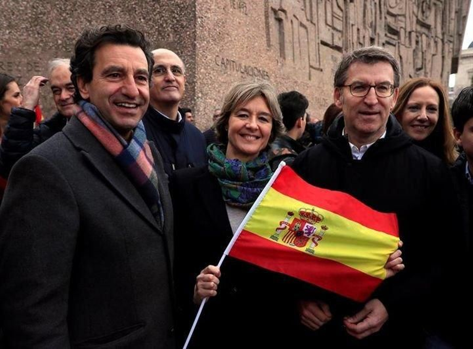 El presidente del de la Xunta de Galicia y la exviceministra Isabel García-Tejerina, durante la concentración en Madrid.