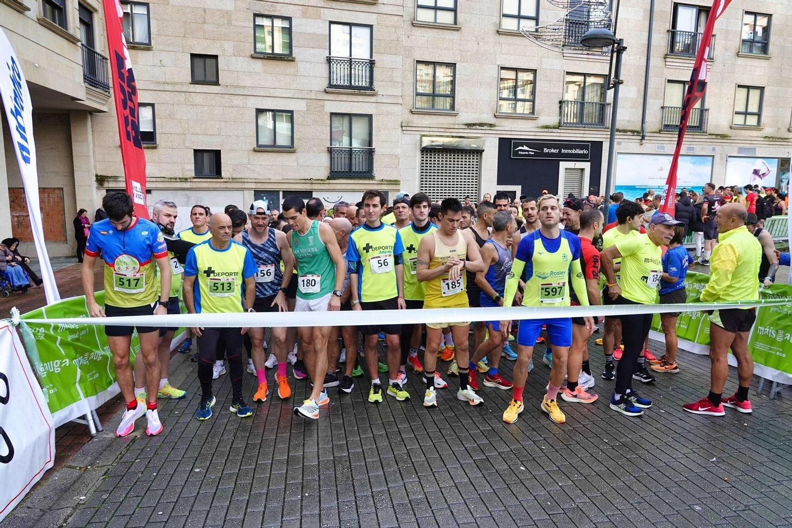 Corredores en la Vigo+11 en Coia preparados para la salida.