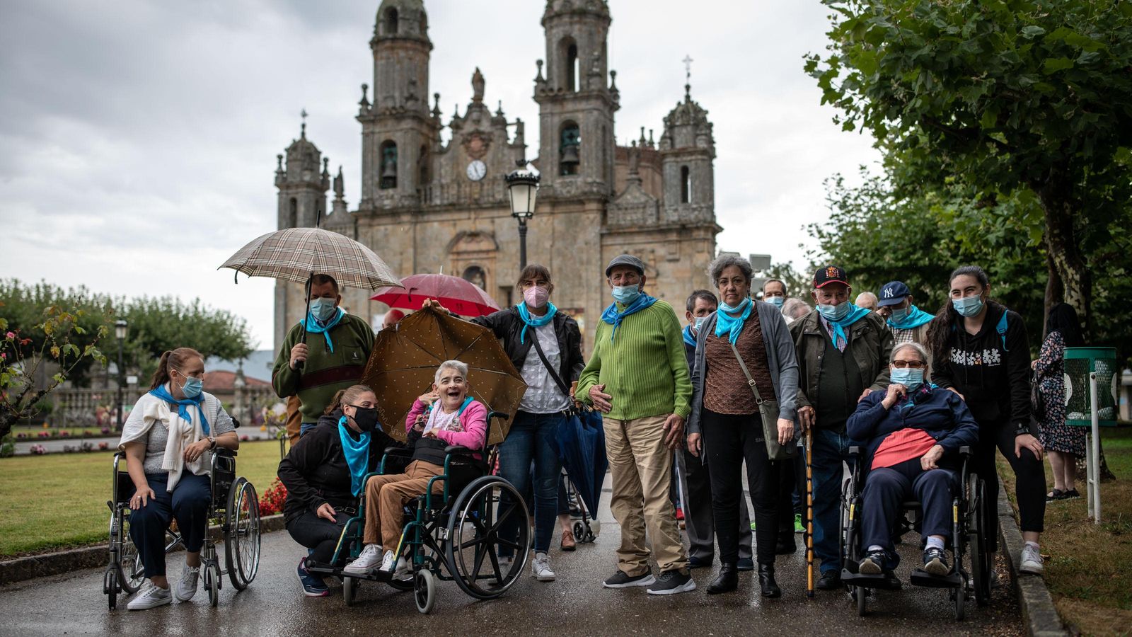 BAÑOS DE MOLGAS (SANTUARIO DA NOSA SEÑORA DOS MILAGRES). 01/09/2021. OURENSE. Usuarios das residencias de Os Gozos e Esperanza asisten á misa do Día dos Enfermos en Os Milagres. Ambas residencias foron das máis afectadas pola pandemia e acércanse o templo en recordo de tódolos falecidos. FOTO: ÓSCAR PINAL  Usuarios da Residencia Esperanza