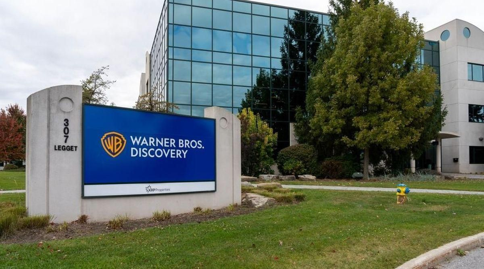 El logo de Warner Bros en una de sus oficinas principales en Estados Unidos.