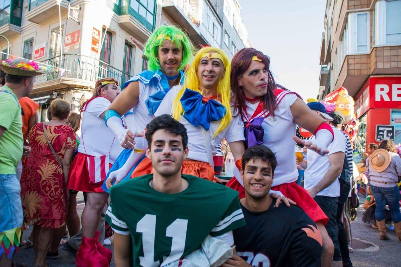 Grupo de jóvenes disfrazados de jugadores de rugby y Sailor Moon en el carnaval de 2017.