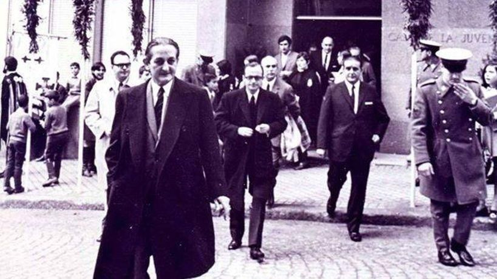 Torcuato Fernández Miranda, tras inaugurar la Casa de la Juventud.