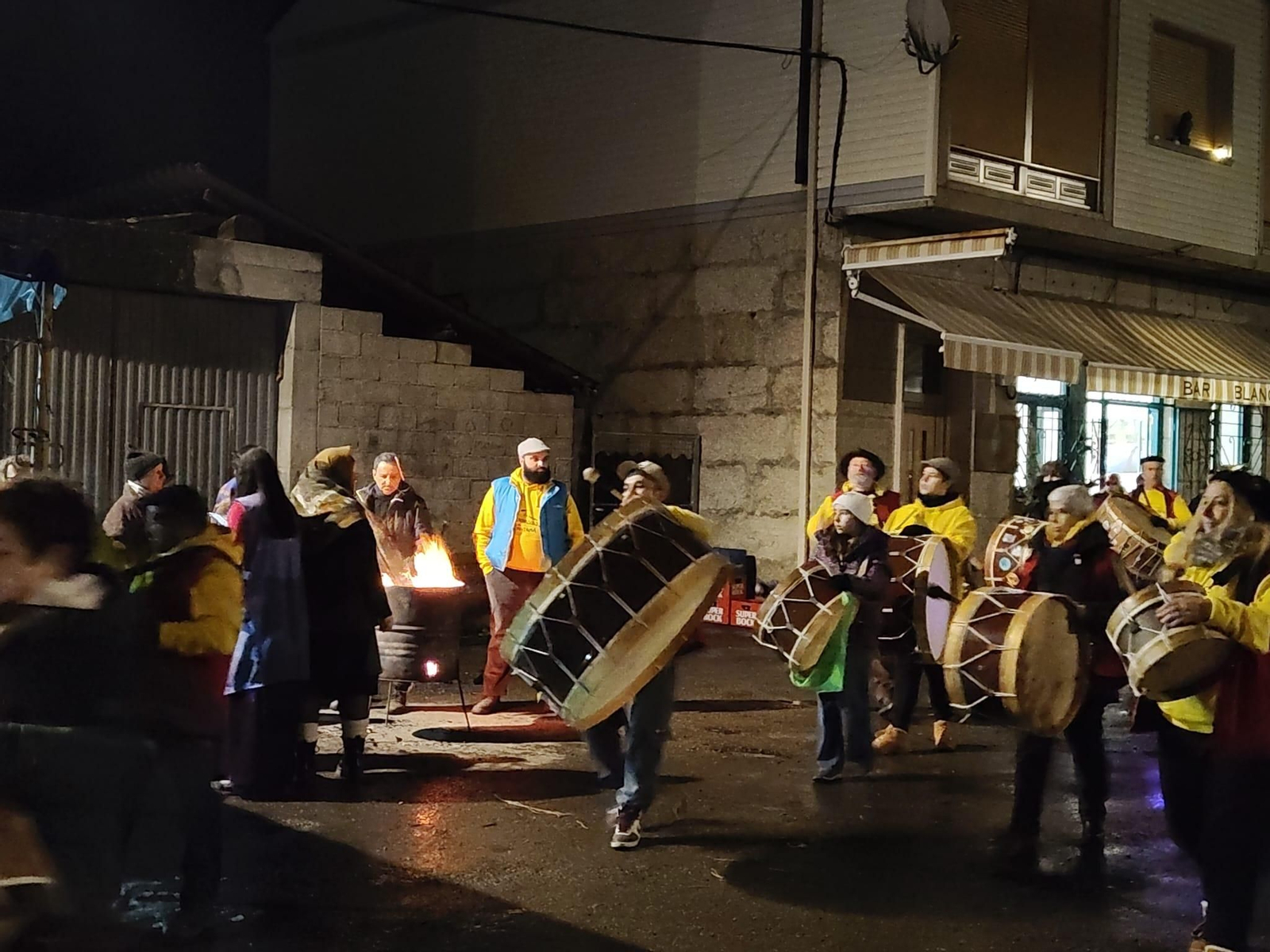 Galería | Matamá arranca su Entroido bajo lluvia