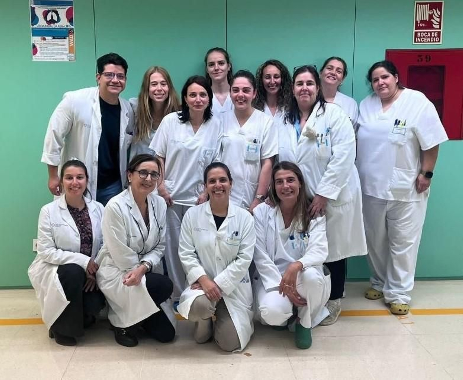 La doctora Marcos, segunda por la izquierda abajo, con su equipo.