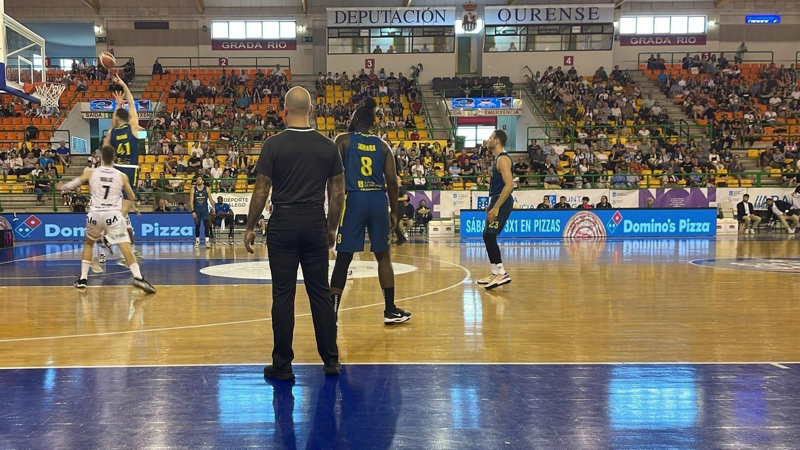 Ambiente en el Pazo en el partido entre el COB y el Cantabria.