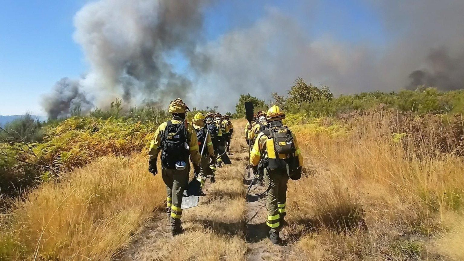 Efectivos de la BRIF de Laza llegando al incendio de A Gudiña.