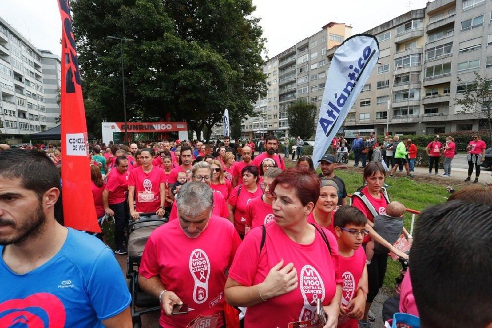 El color rosa abarrotó la Avenida de Castelao - JV Landín 177