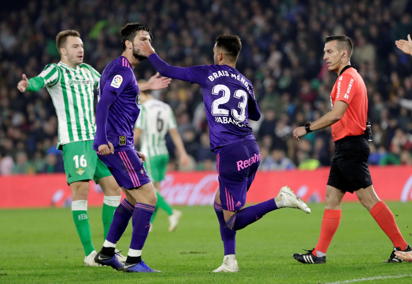 Brais Méndez celebra con Okay Yokuslu su gol de anoche en el Benito Villamarín.