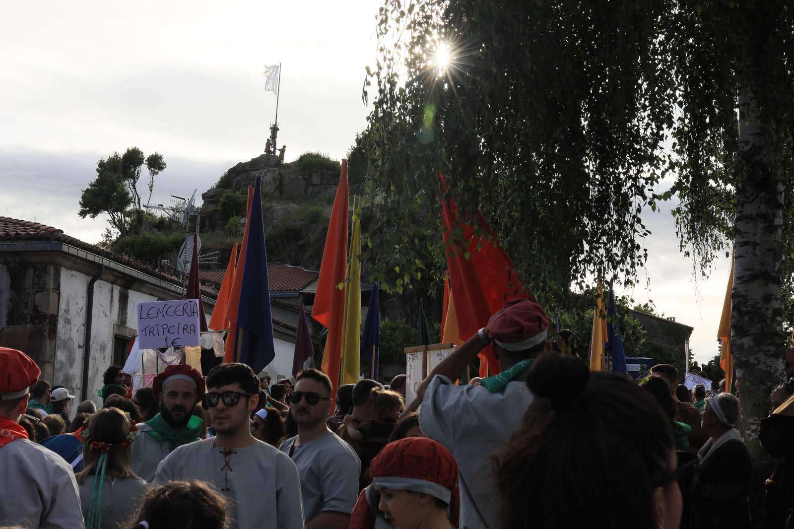 Galería |  Allariz disfruta con  la recreación de la bandera con “Zes Pereiras” y “De Pé Feito” en las Festas do Boi