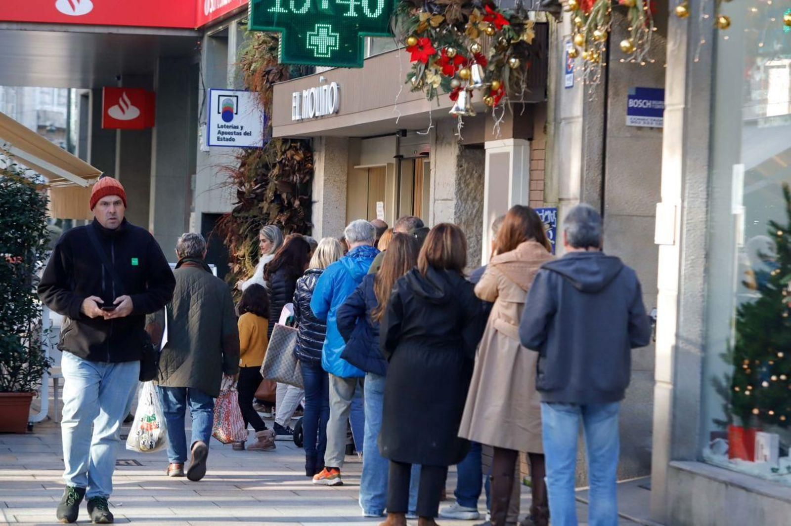 Colas en una de las administraciones de lotería de Vigo ayer para hacerse con un décimo del Niño a última hora.