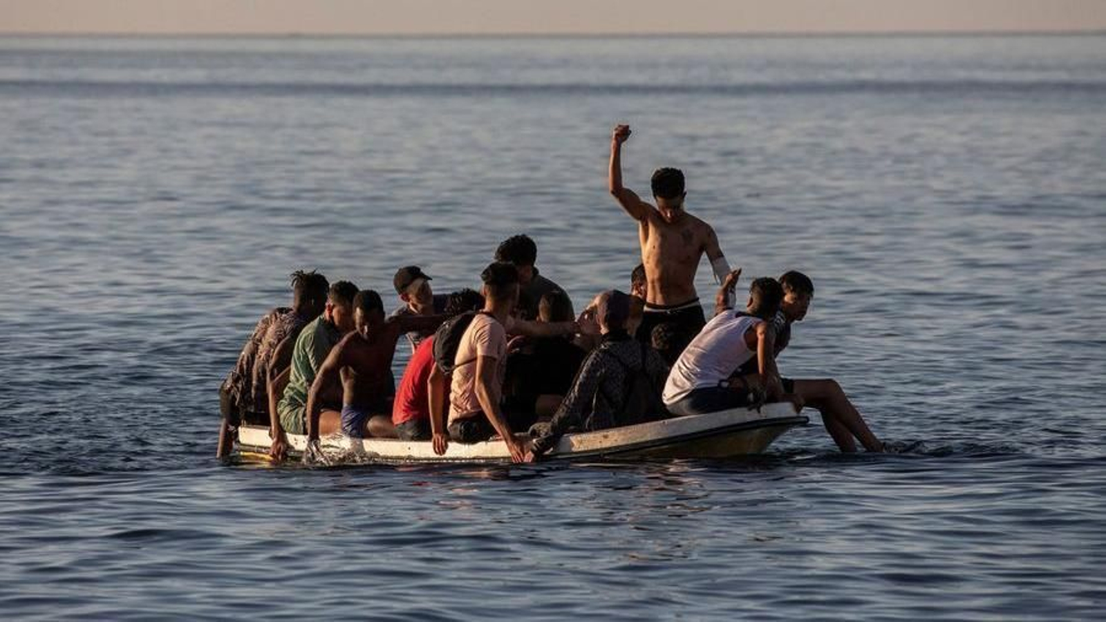 Un grupo de menores intenta llegar a suelo español a bordo de una lancha.