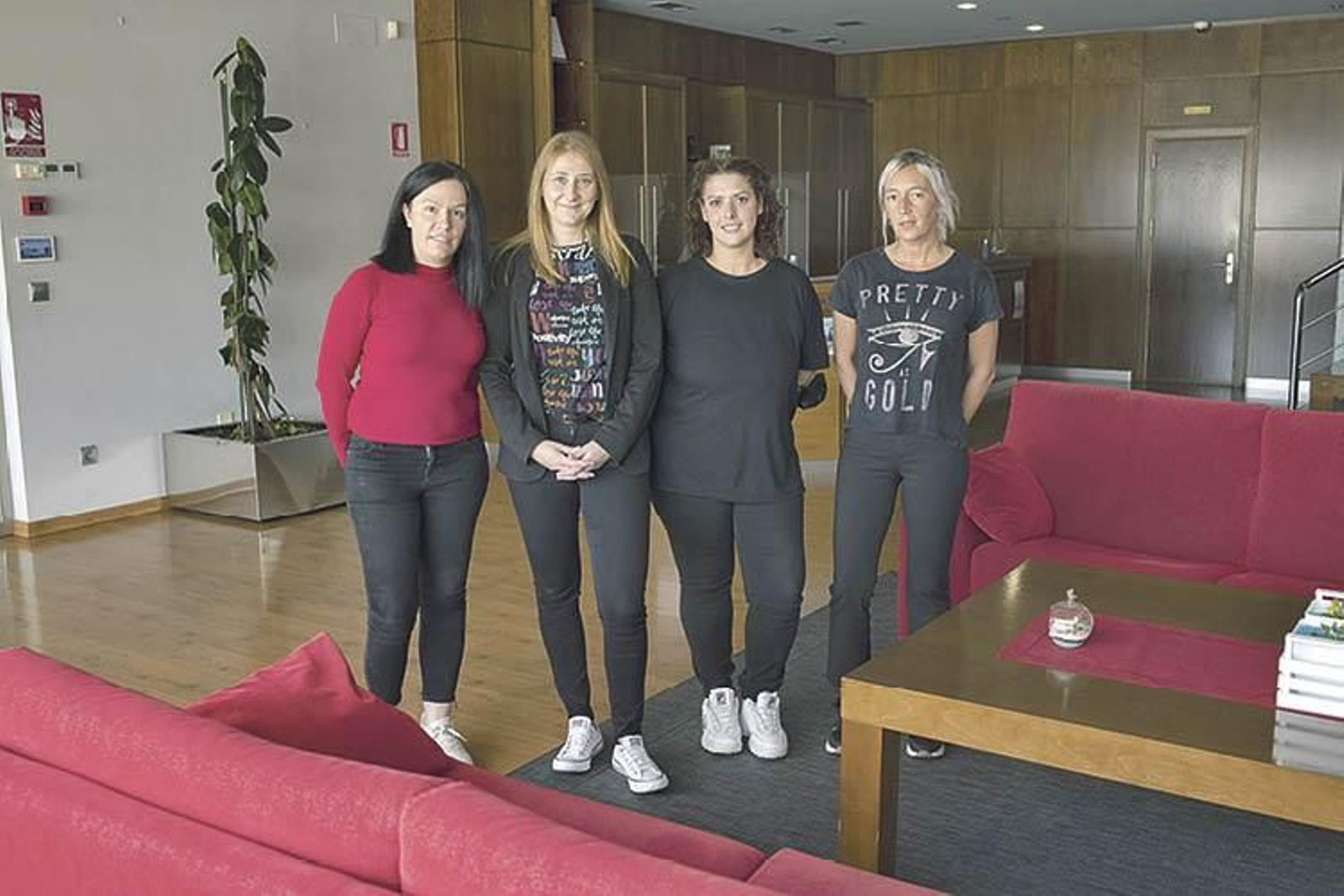 Parte del equipo del Hotel San Cibrao que también cuenta con servicio de restaurante y cafetería. (Xesús Fariñas)