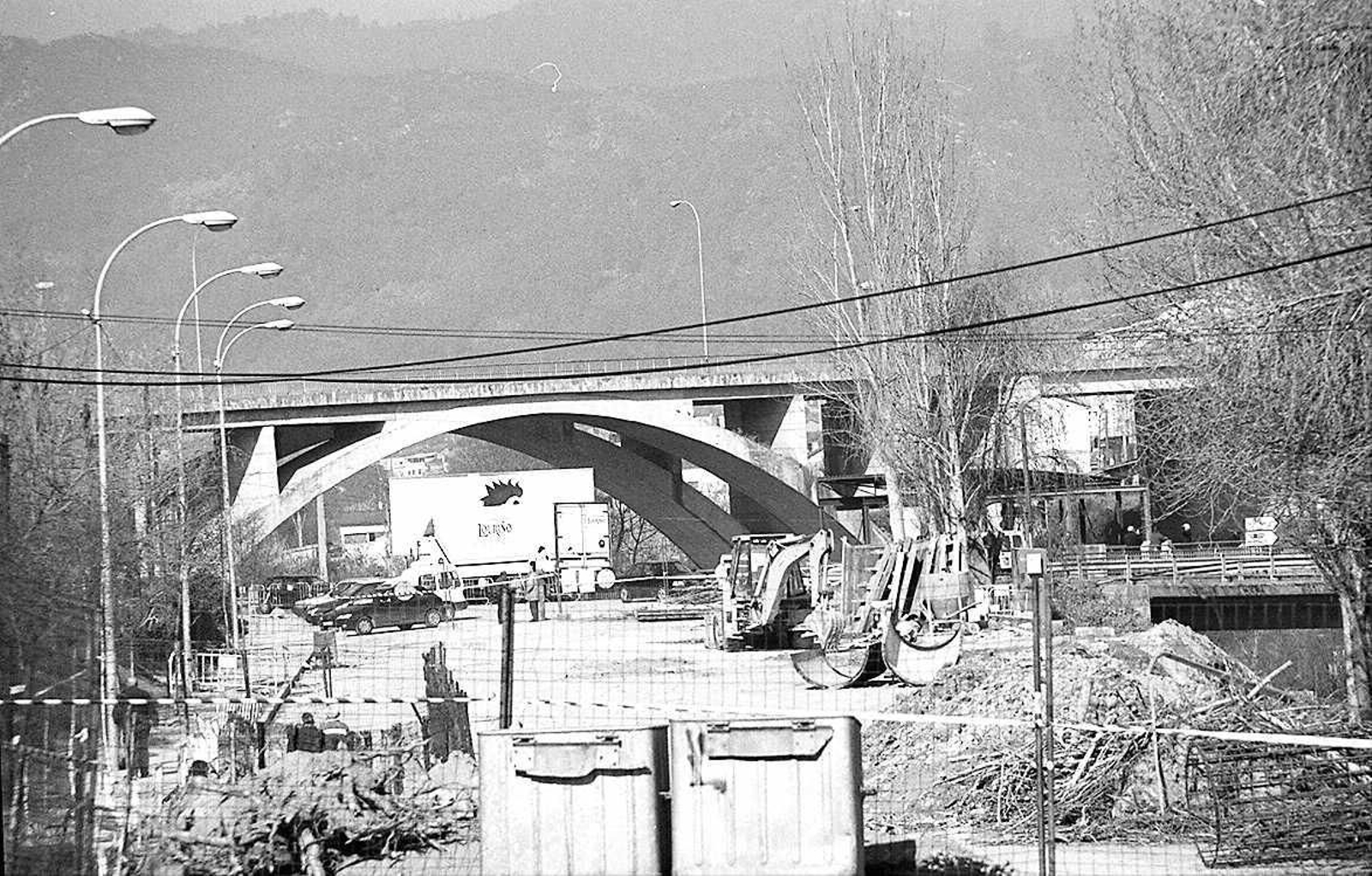 La construcción del emblemático Puente del Milenio hace 25 años cambiaba el skyline de Ourense, en fotos
