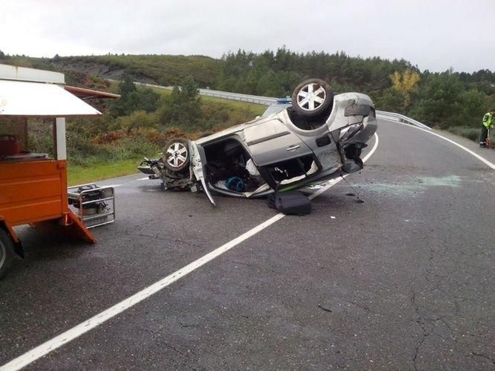 Estado en el que quedó el vehículo siniestrado en Viana do Bolo, este miércoles.